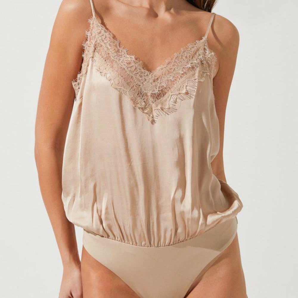 NWOT ASTR THE LABEL Lotus Lace Trim Bodysuit.